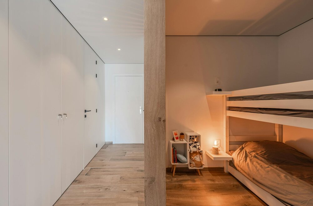 lichtrijke-gerenoveerde-studio-met-zijdelings-zeezicht-017.jpg