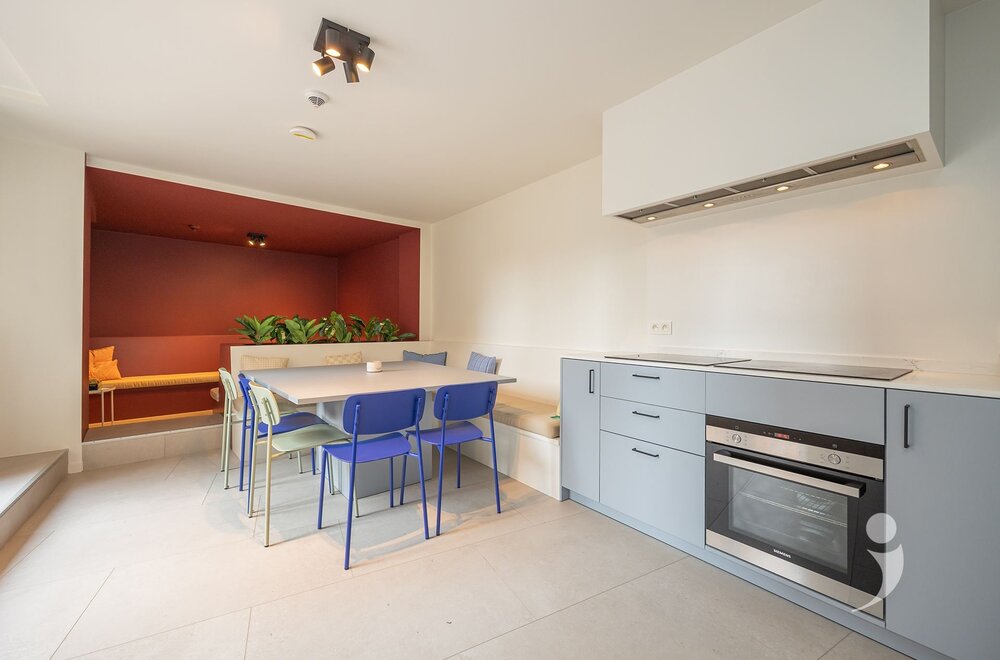 opbrengsteigendom-met-21-kamers-1-studio-en-grote-handelszaak004.jpg