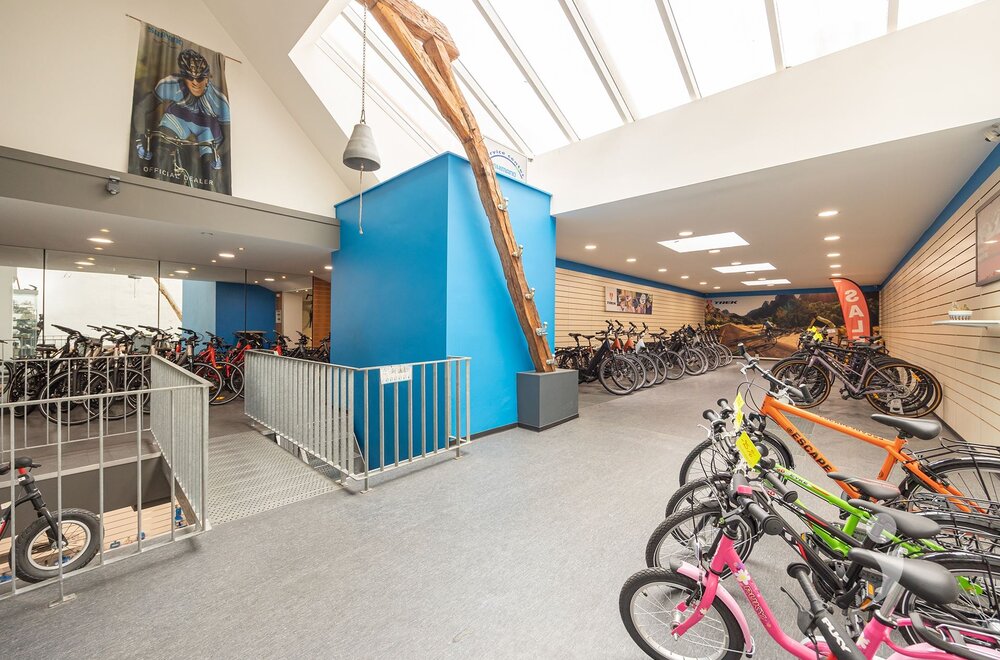 opbrengsteigendom-met-21-kamers-1-studio-en-grote-handelszaak010.jpg