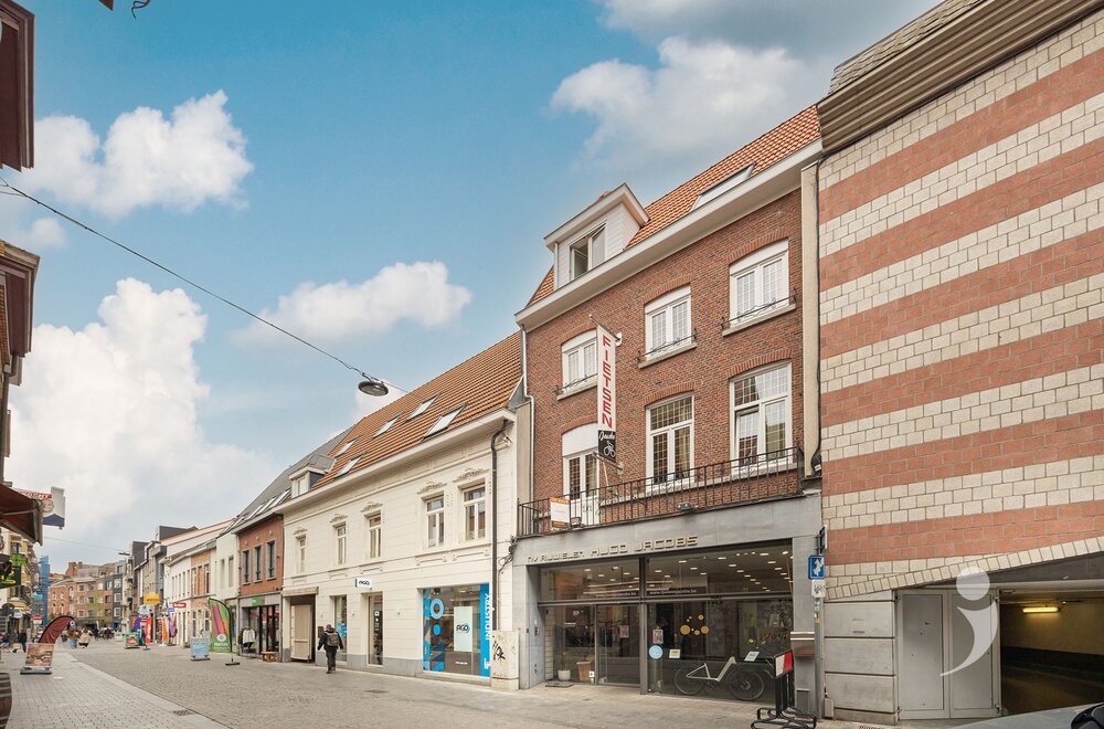 opbrengsteigendom-met-21-kamers-1-studio-en-grote-handelszaak012.jpg