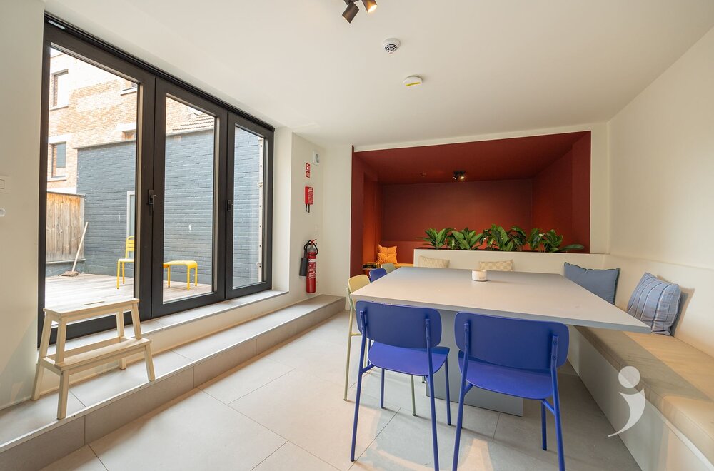 opbrengsteigendom-met-21-kamers-1-studio-en-grote-handelszaak016.jpg