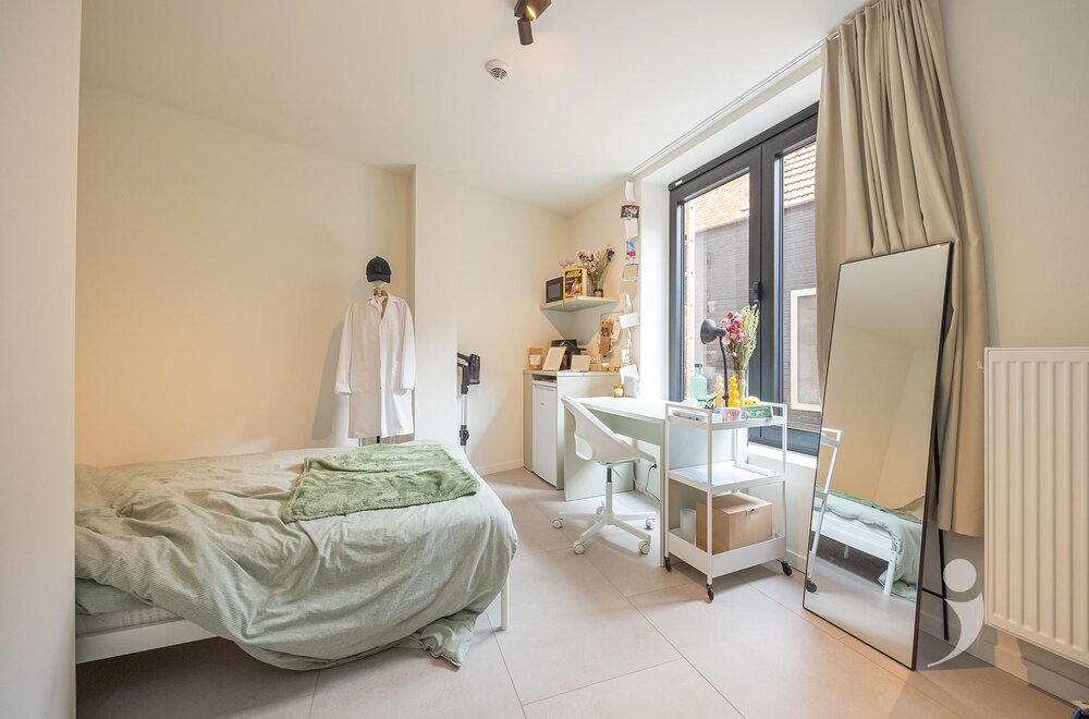 opbrengsteigendom-met-21-kamers-1-studio-en-grote-handelszaak020.jpg