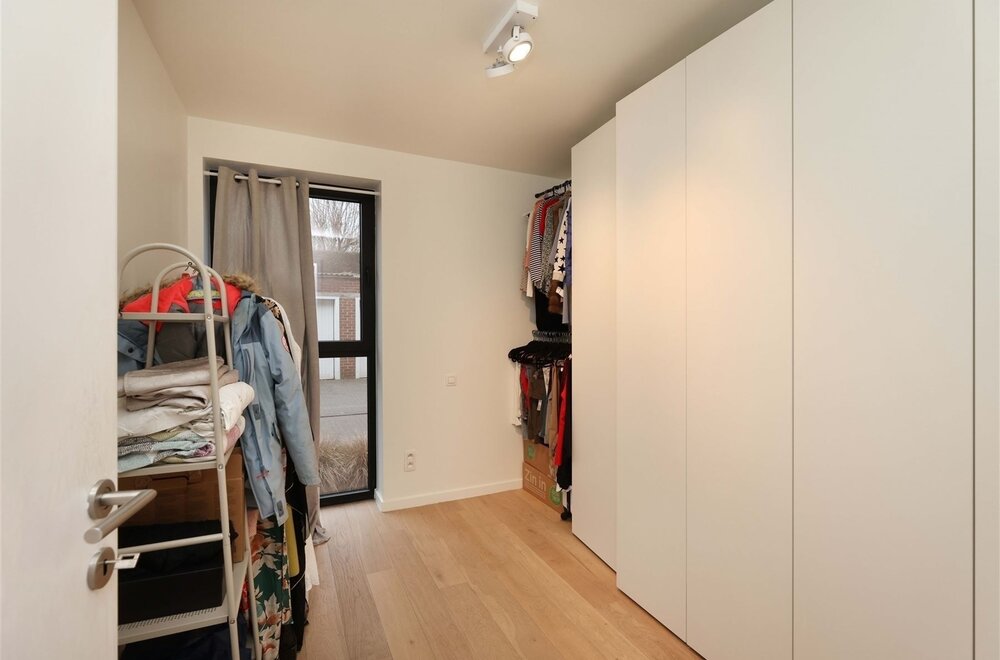 gelijkvloers-appartement-met-2-slaapkamers-ruim-terras-n-2-autostaanplaatsen-op-gunstige-locatie006.jpg