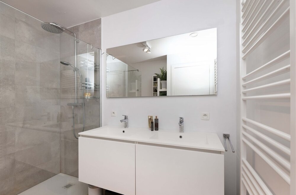 gelijkvloers-appartement-met-2-slaapkamers-ruim-terras-n-2-autostaanplaatsen-op-gunstige-locatie007.jpg