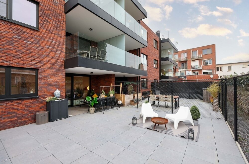 gelijkvloers-appartement-met-2-slaapkamers-ruim-terras-n-2-autostaanplaatsen-op-gunstige-locatie008.jpg