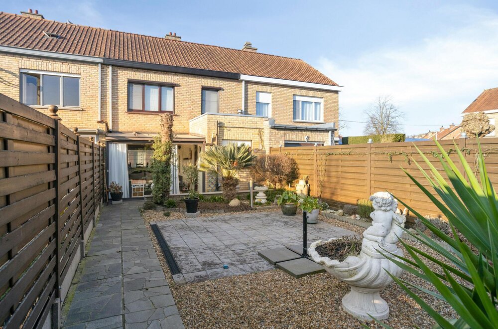 gezinswoning-met-3-slaapkamers-en-tuin-te-koop-in-roeselare013.jpg