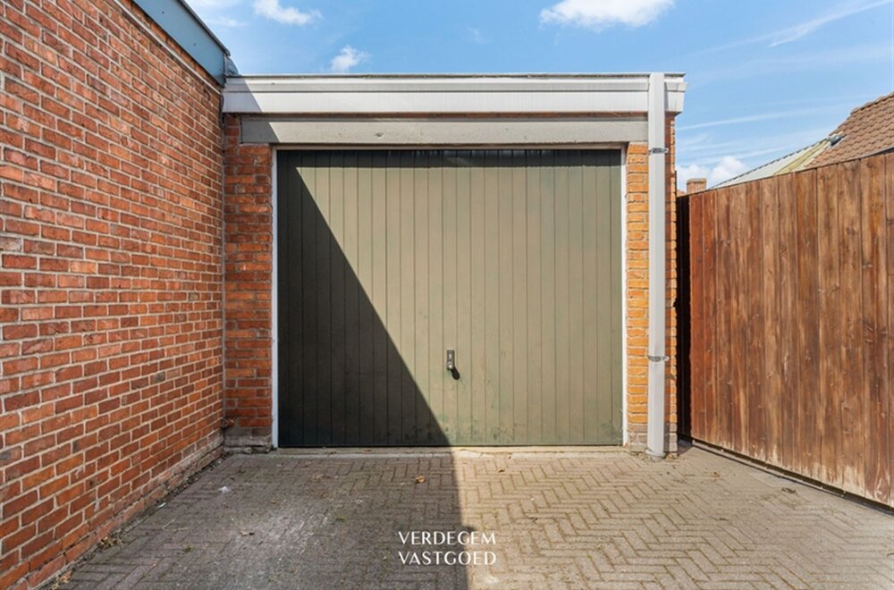 opbrengsteigendom-met-2-appartementen-en-4-garages-in-het-centrum-van-sleidinge-002.jpg