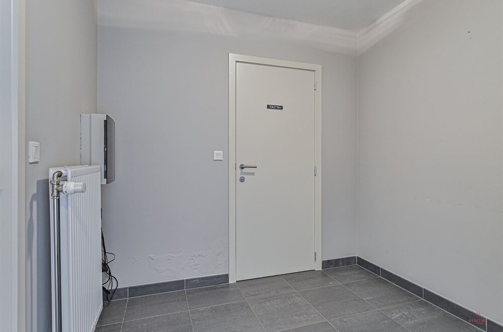 handelsruimte-met-appartement-in-nevele010.jpg