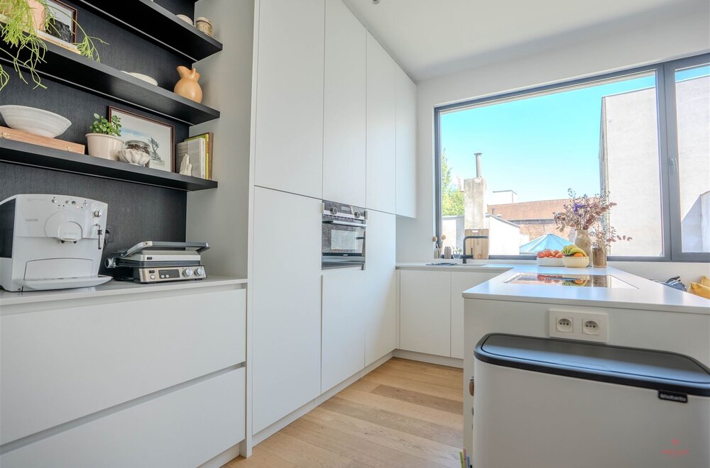 luxueus-gerenoveerd-2-slaapkamer-appartement-met-terras011.jpg