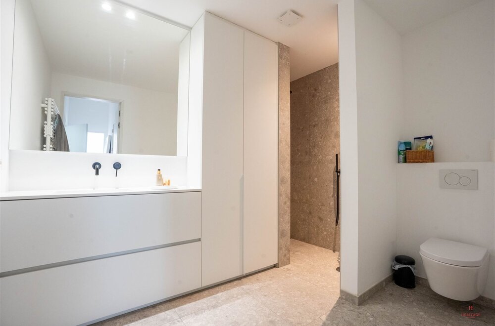 luxueus-gerenoveerd-2-slaapkamer-appartement-met-terras012.jpg
