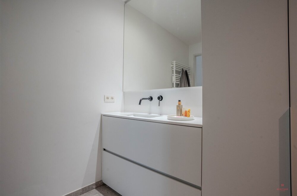 luxueus-gerenoveerd-2-slaapkamer-appartement-met-terras013.jpg