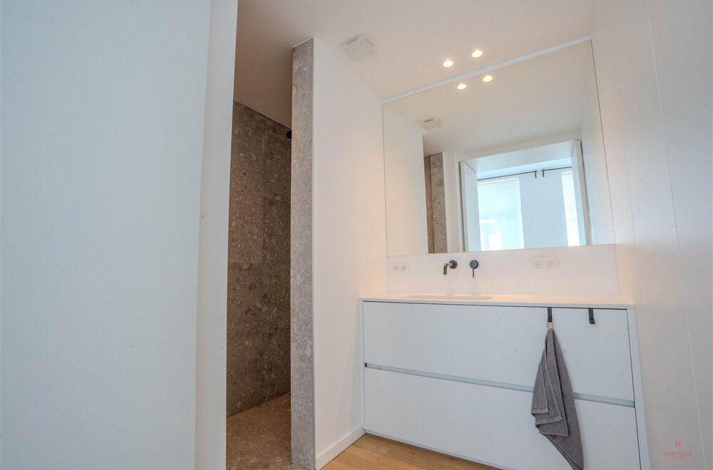 luxueus-gerenoveerd-2-slaapkamer-appartement-met-terras018.jpg