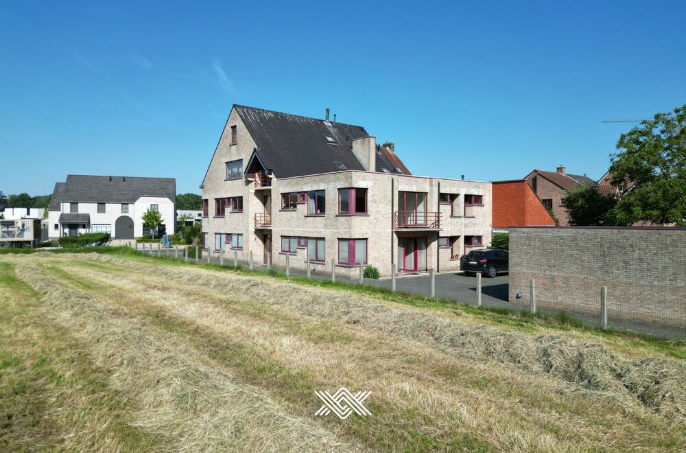 ruim-appartement-op-rustige-ligging-met-terras-en-garagebox002.jpg