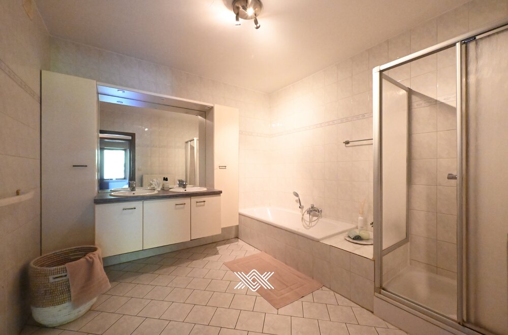 ruim-appartement-op-rustige-ligging-met-terras-en-garagebox008.jpg