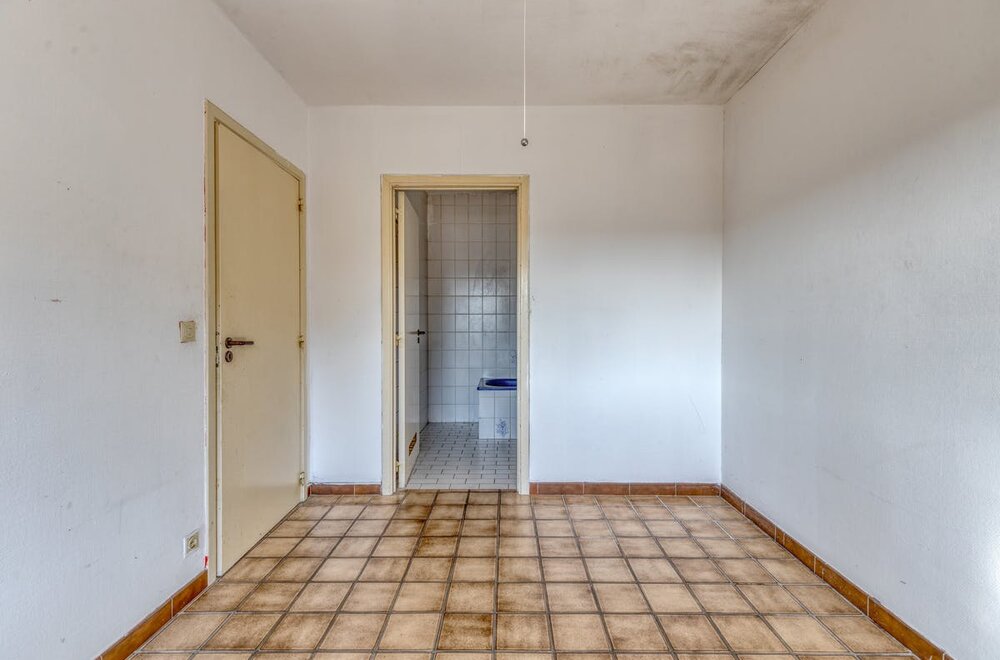 te-moderniseren-appartement-met-garage-te-koop-in-harelbeke009.jpg