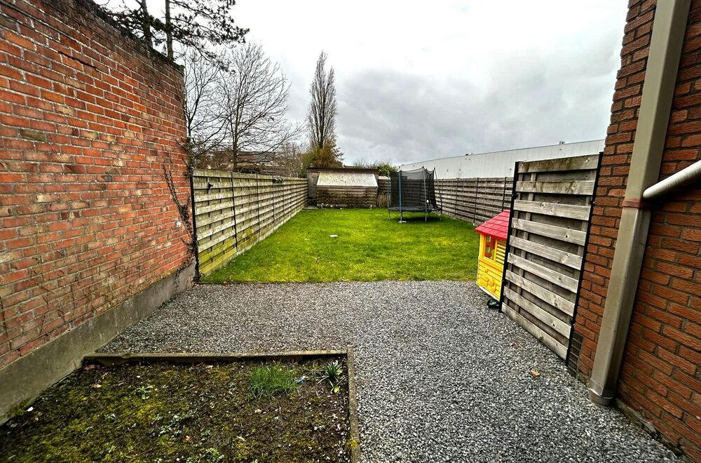 building-met-twee-verhuurde-appartementen-en-4-garages012.jpg
