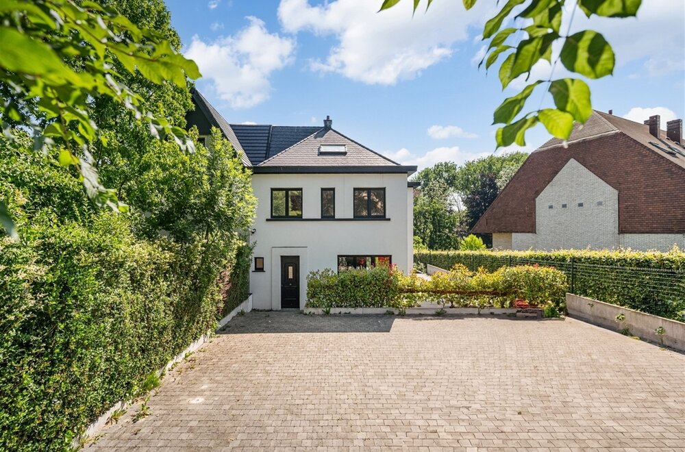 prachtige-hob-met-vier-slaapkamers-bureau-en-grote-tuin003.jpg