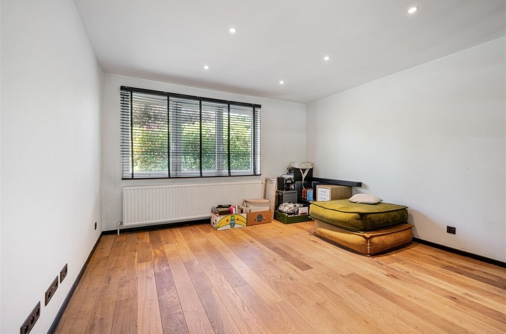 prachtige-hob-met-vier-slaapkamers-bureau-en-grote-tuin008.jpg