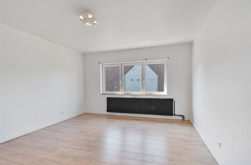 prachtige-hob-met-vier-slaapkamers-bureau-en-grote-tuin013.jpg