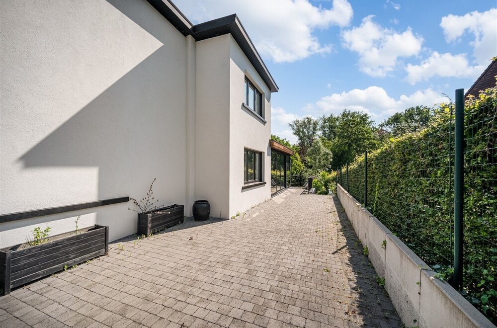 prachtige-hob-met-vier-slaapkamers-bureau-en-grote-tuin019.jpg