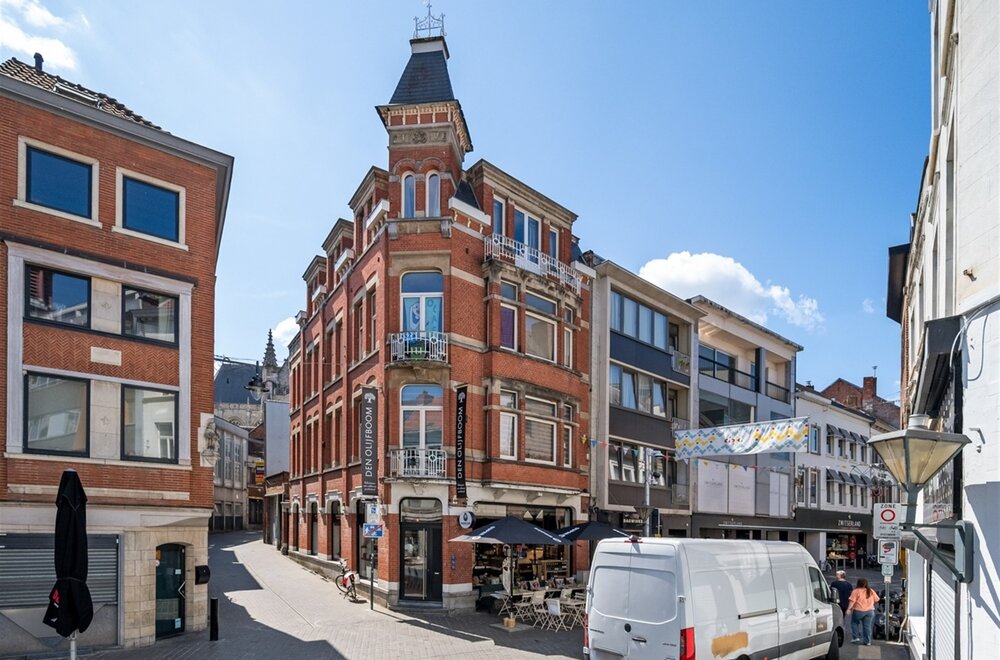 gerenoveerde-opbrengsteigendom-bestaande-uit-handelspand-en-3-appartementen001.jpg