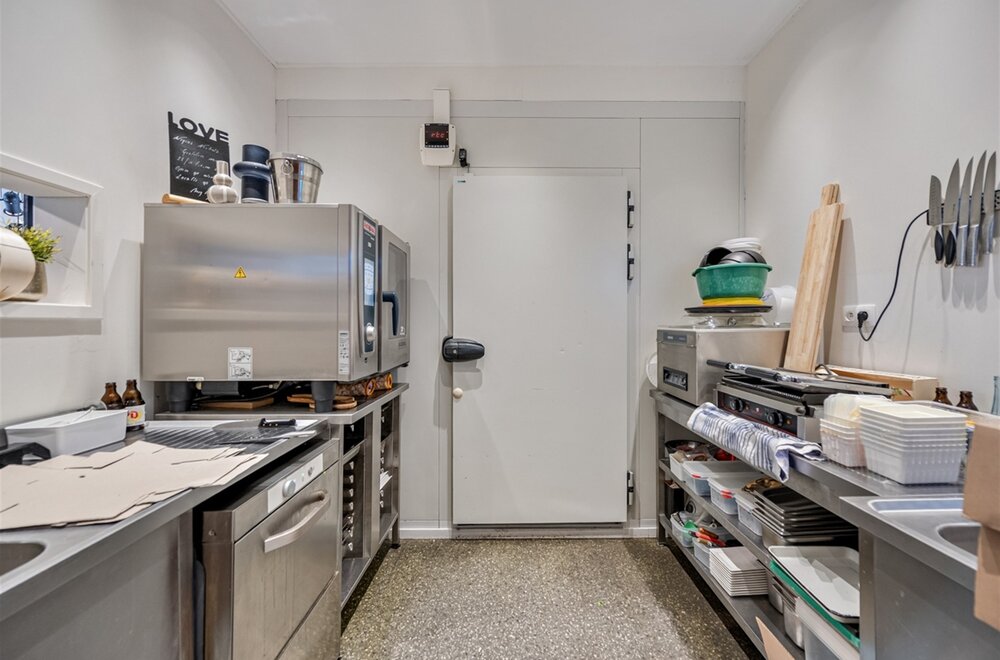 gerenoveerde-opbrengsteigendom-bestaande-uit-handelspand-en-3-appartementen006.jpg