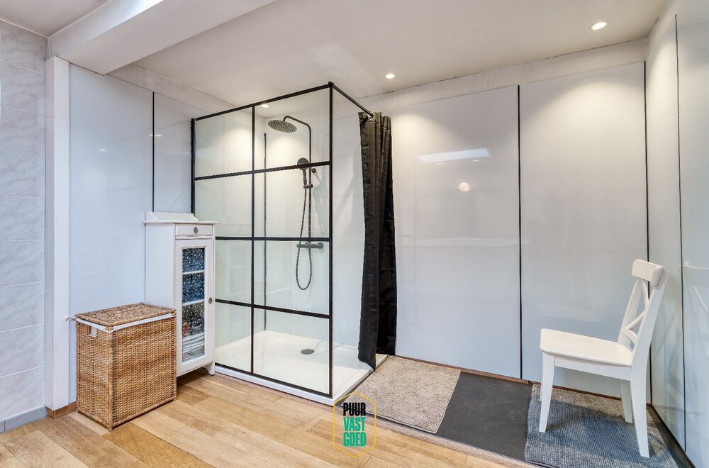 riant-appartement-en-studio-boven-handelsruimte-011.jpg