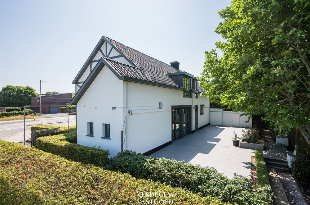 uiterst-commercieel-gelegen-handelspand-met-woonst-voor-horeca-of-kantoren005.jpg