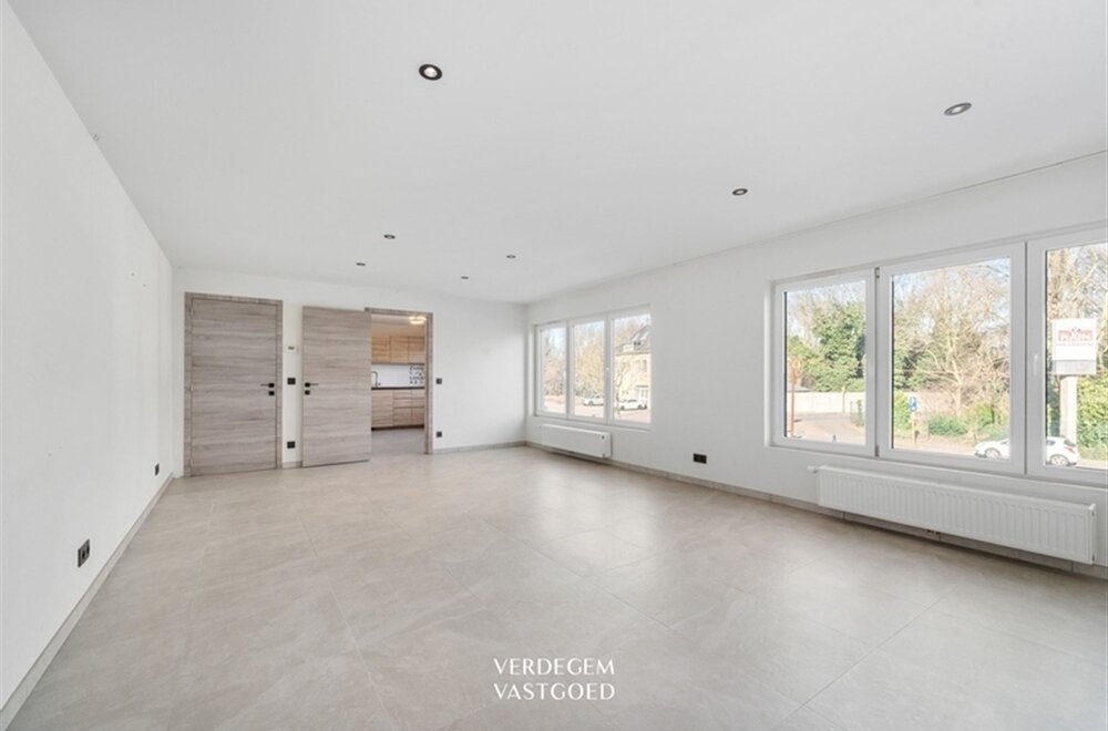 handelsruimte-284m-met-zonnig-appartement-100m-op-strategische-ligging004.jpg