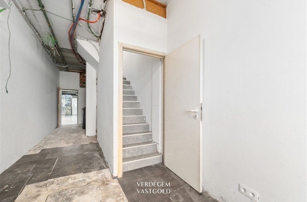 handelsruimte-284m-met-zonnig-appartement-100m-op-strategische-ligging009.jpg