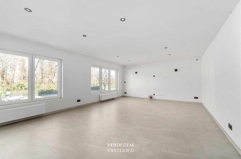 handelsruimte-284m-met-zonnig-appartement-100m-op-strategische-ligging011.jpg