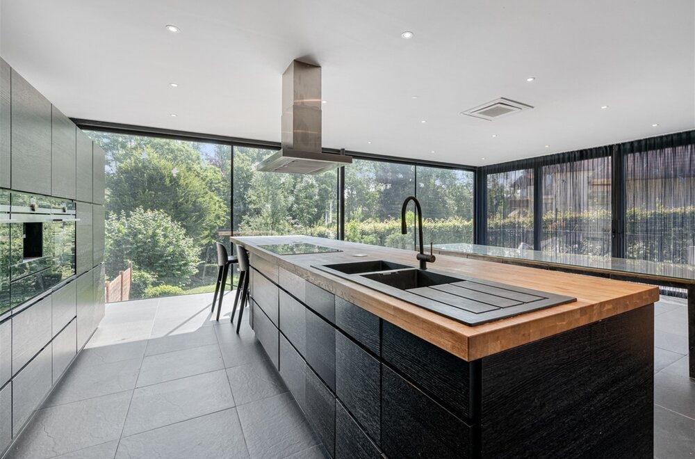 prachtige-hob-met-vier-slaapkamers-bureau-en-grote-tuin004.jpg