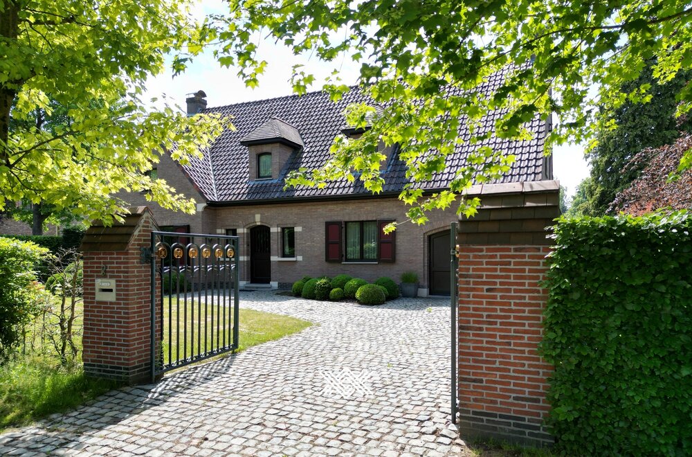gunstig-gelegen-villa-met-zonnige-tuin-en-4-slaapkamers002.jpg
