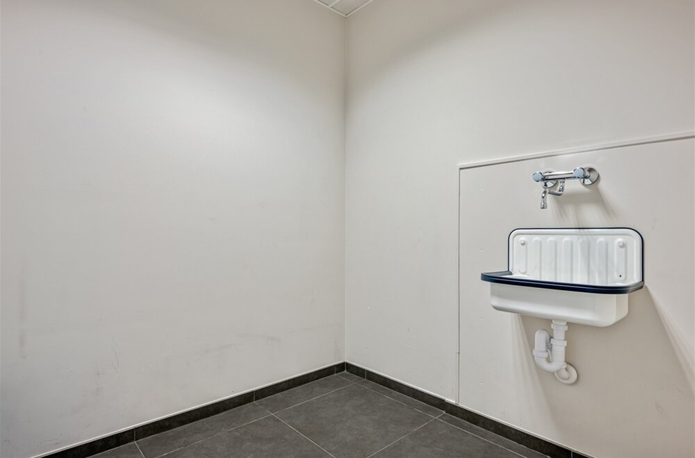 -handelsruimte-kantoor-111-m-nabij-de-varkensmarkt-aalst009.jpg