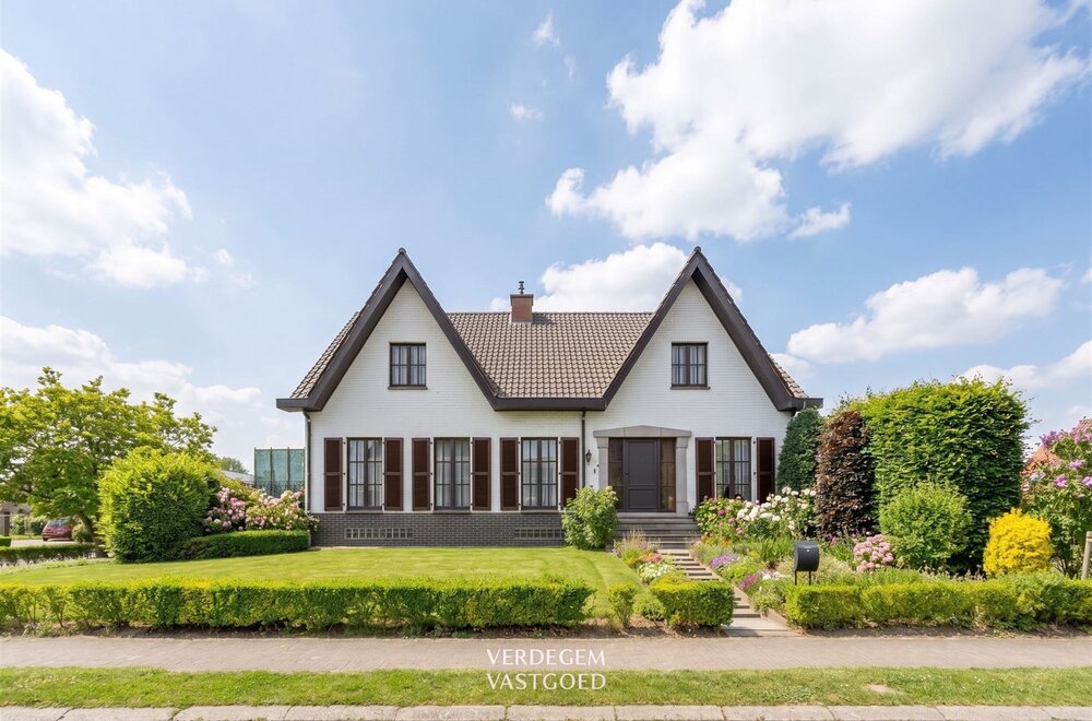 ruime-villa-met-6-slaapkamers-en-volledig-onderkelderd-in-rustig-dorp001.jpg