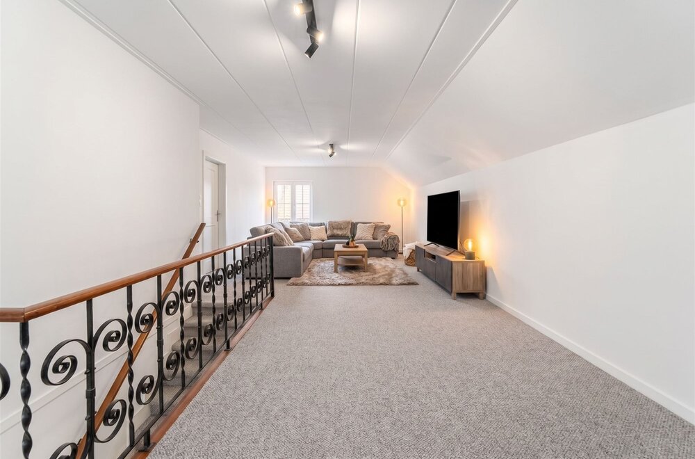 ruime-villa-met-6-slaapkamers-en-volledig-onderkelderd-in-rustig-dorp006.jpg