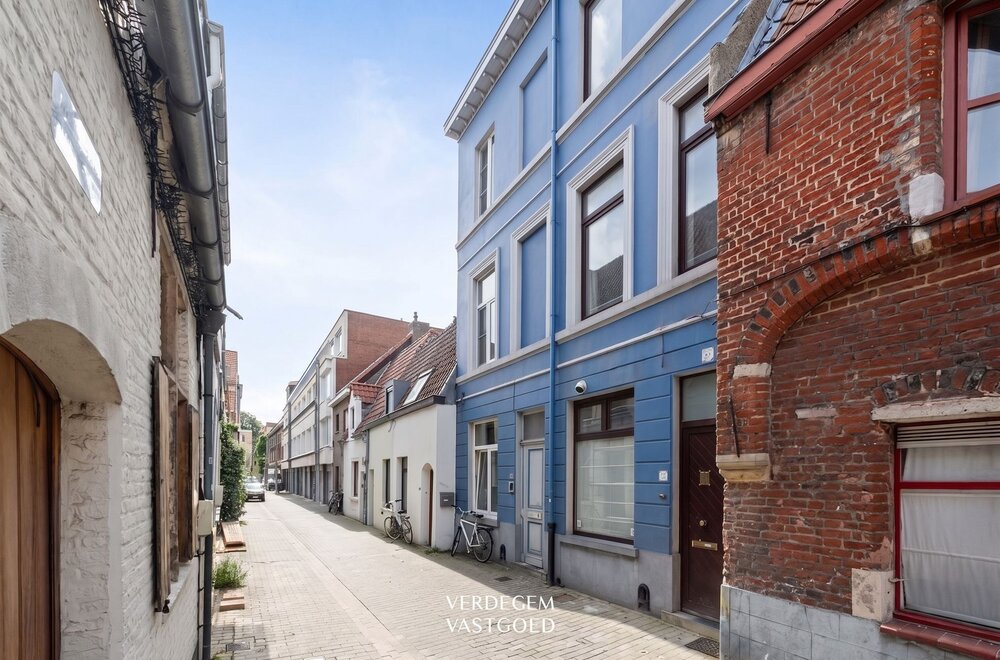 achter-deze-mooie-blauwe-gevel-vind-je-een-opbrengsteigendom-met-5-studentenkamers-op-topligging001.jpg