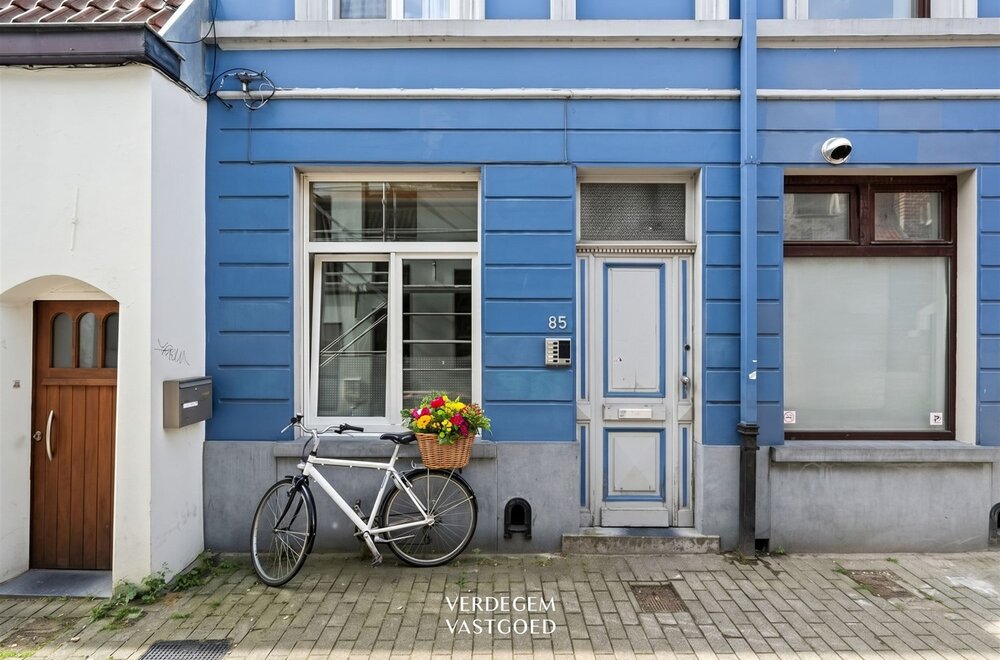 achter-deze-mooie-blauwe-gevel-vind-je-een-opbrengsteigendom-met-5-studentenkamers-op-topligging002.jpg