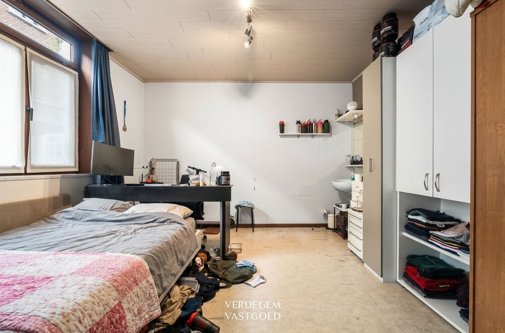 opbrengsteigendom-met-6-studentenkamers-fietsenberging-en-buitenruimte007.jpg