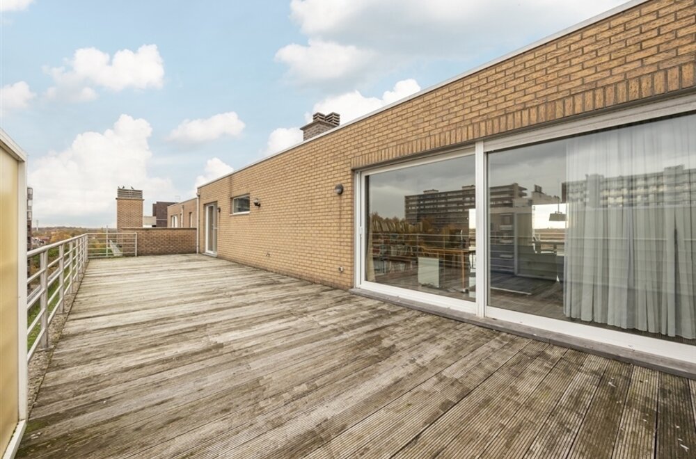 nabij-fruithoflaan-prachtige-penthouse-met-2-terrassen-en-garagebox004.jpg
