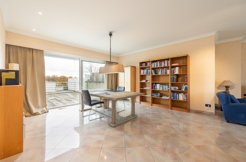 nabij-fruithoflaan-prachtige-penthouse-met-2-terrassen-en-garagebox007.jpg