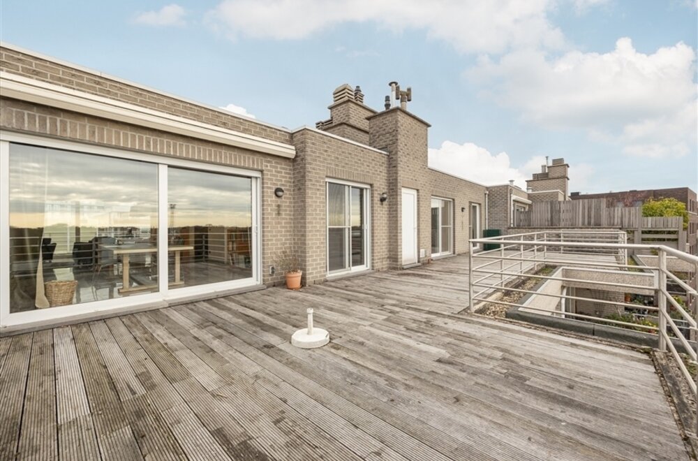 nabij-fruithoflaan-prachtige-penthouse-met-2-terrassen-en-garagebox008.jpg