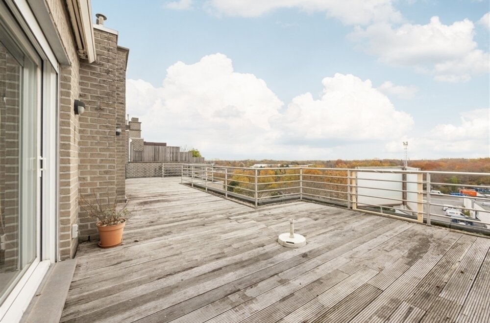 nabij-fruithoflaan-prachtige-penthouse-met-2-terrassen-en-garagebox009.jpg