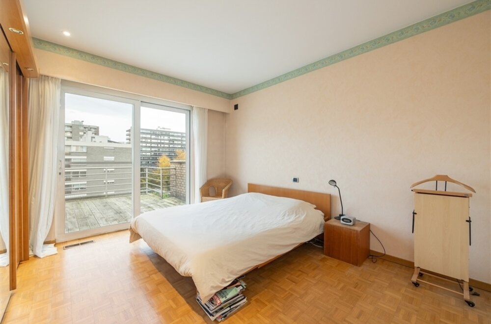 nabij-fruithoflaan-prachtige-penthouse-met-2-terrassen-en-garagebox012.jpg