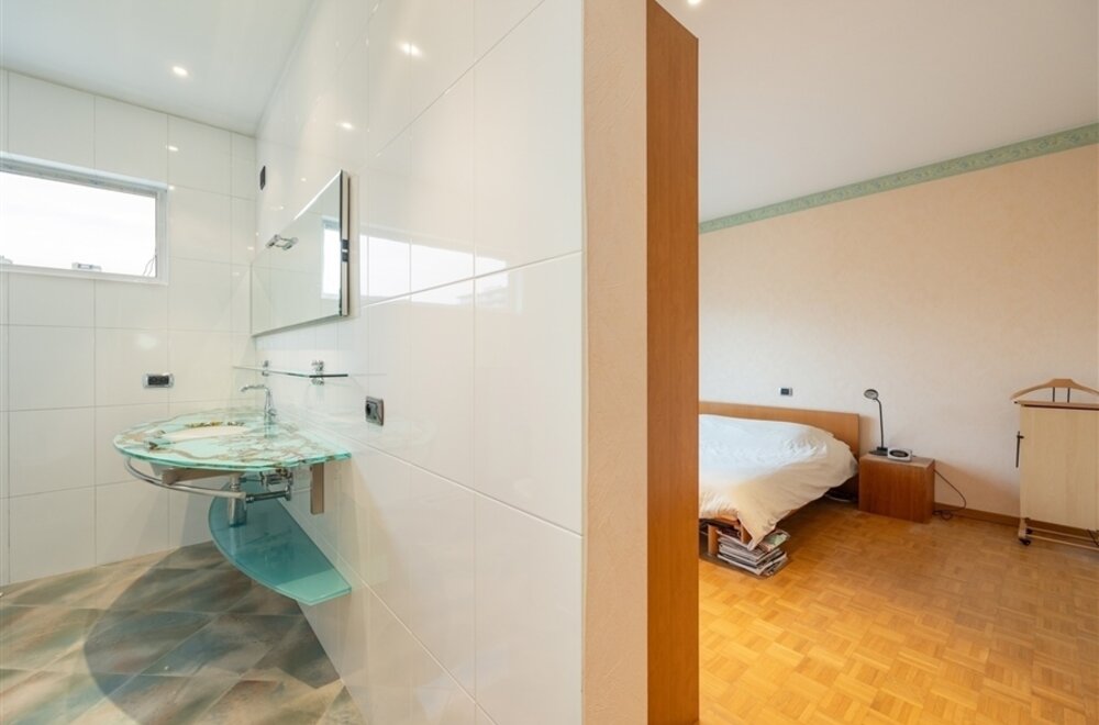 nabij-fruithoflaan-prachtige-penthouse-met-2-terrassen-en-garagebox013.jpg