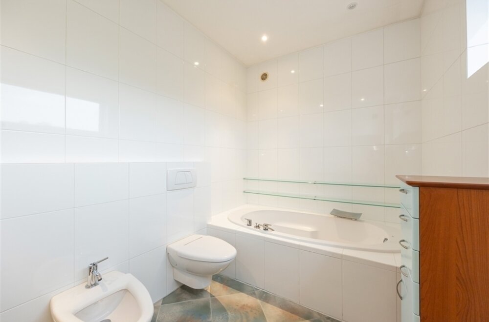 nabij-fruithoflaan-prachtige-penthouse-met-2-terrassen-en-garagebox015.jpg