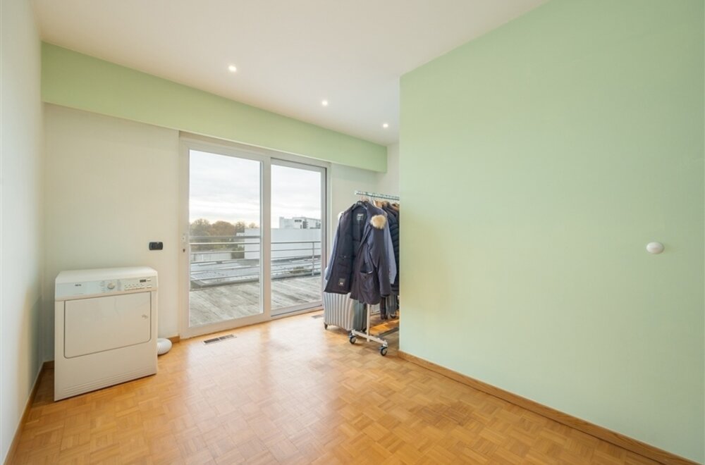 nabij-fruithoflaan-prachtige-penthouse-met-2-terrassen-en-garagebox016.jpg