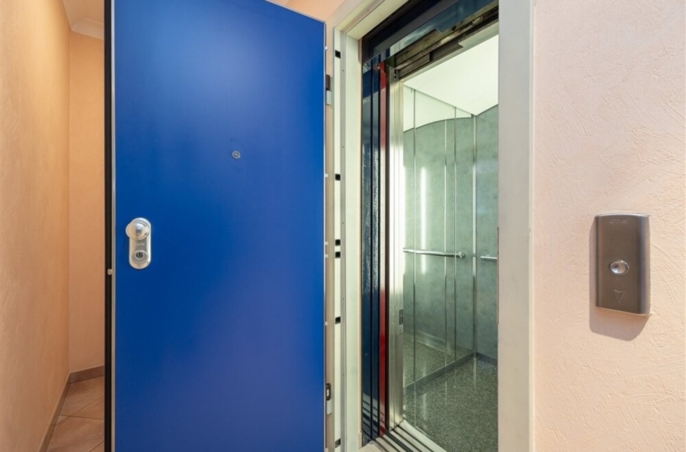 nabij-fruithoflaan-prachtige-penthouse-met-2-terrassen-en-garagebox020.jpg