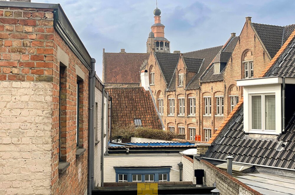 brugs-huis-in-de-schaduw-van-jeruzalemkerk-authentieke-16e-17e-eeuwse-gevel012.jpg