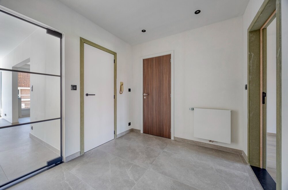 luxueus-volledig-gerenoveerd-appartement-met-3-slaapkamers-autostaanplaats-en-kelder002.jpg